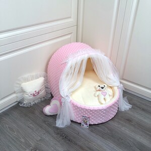 Baby pink and cream designer dog cradle Luxury dog bed with tulle curtains Customized dog bed Birthday dog cradle Personalized puppy bed zdjęcie 10