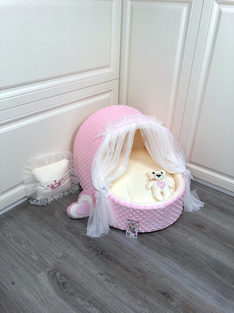 Baby pink and cream designer dog cradle Luxury dog bed with tulle curtains Customized dog bed Birthday dog cradle Personalized puppy bed zdjęcie 10