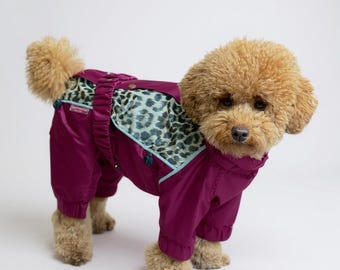 Impermeable burdeos para perros con detalles de piel sintética: ajustable, elegante y funcional.