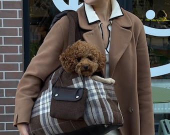 Transportín para perros a cuadros marrones con piel sintética y suave cojín beige: ideal para perros pequeños.