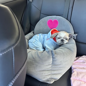Hondenautostoeltje van grijs imitatiesuède Drijfpakket voor hond Designer hondenautostoeltje Luxe hondenmand voor op reis Aangepast hondenautostoeltje