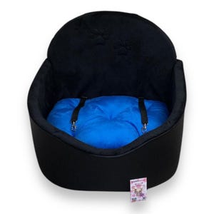 Zwart en blauw gepersonaliseerd hondenautostoeltje Drijfpakket voor hond Designer autostoeltje Luxe hondenmand voor op reis Hondenzitje op maat Hondendraagtas