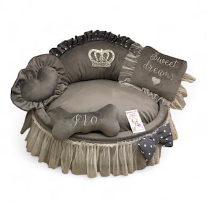 Grijze prinsessenmand met glitterkroon Puppybed voor prinsessenhond Designer huisdier kattenmand Middelgrote of kleine hondenmand in grijs Gepersonaliseerd bed