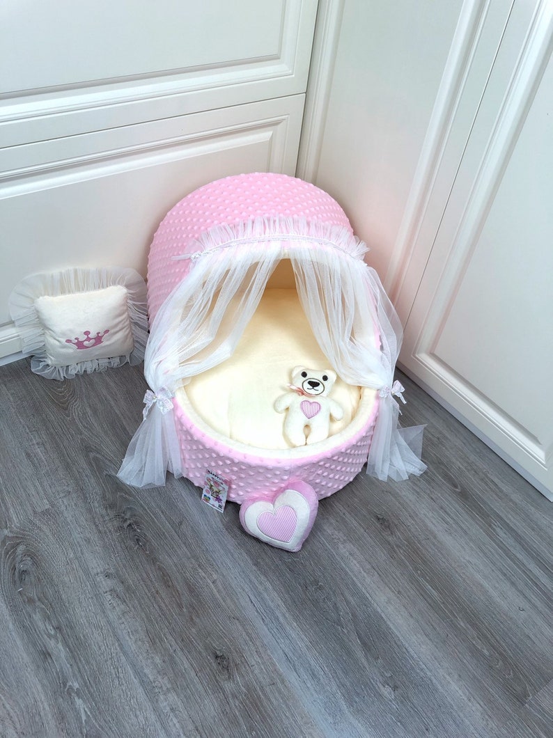 Baby pink and cream designer dog cradle Luxury dog bed with tulle curtains Customized dog bed Birthday dog cradle Personalized puppy bed zdjęcie 4