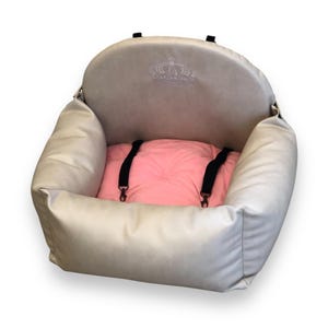 Parelwit en roze hondenautostoeltje Witte en zwarte hondenrijset Designer hondenautostoeltje Luxe hondenmand voor op reis Aangepast hondenautostoeltje