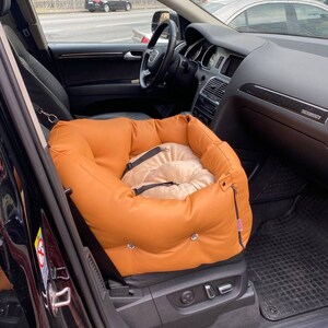 Toffee beige luxe hondenautostoeltje Luxe zwarte autostoeltje Designer hondenautostoeltje Luxe hondenbed voor op reis Op maat gemaakt gepersonaliseerd autostoeltje