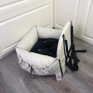 Hondenautostoeltje van crème kunstleer Drijfpakket voor hond Designer hondenautostoeltje Luxe hondenmand voor op reis Aangepast hondenautostoeltje