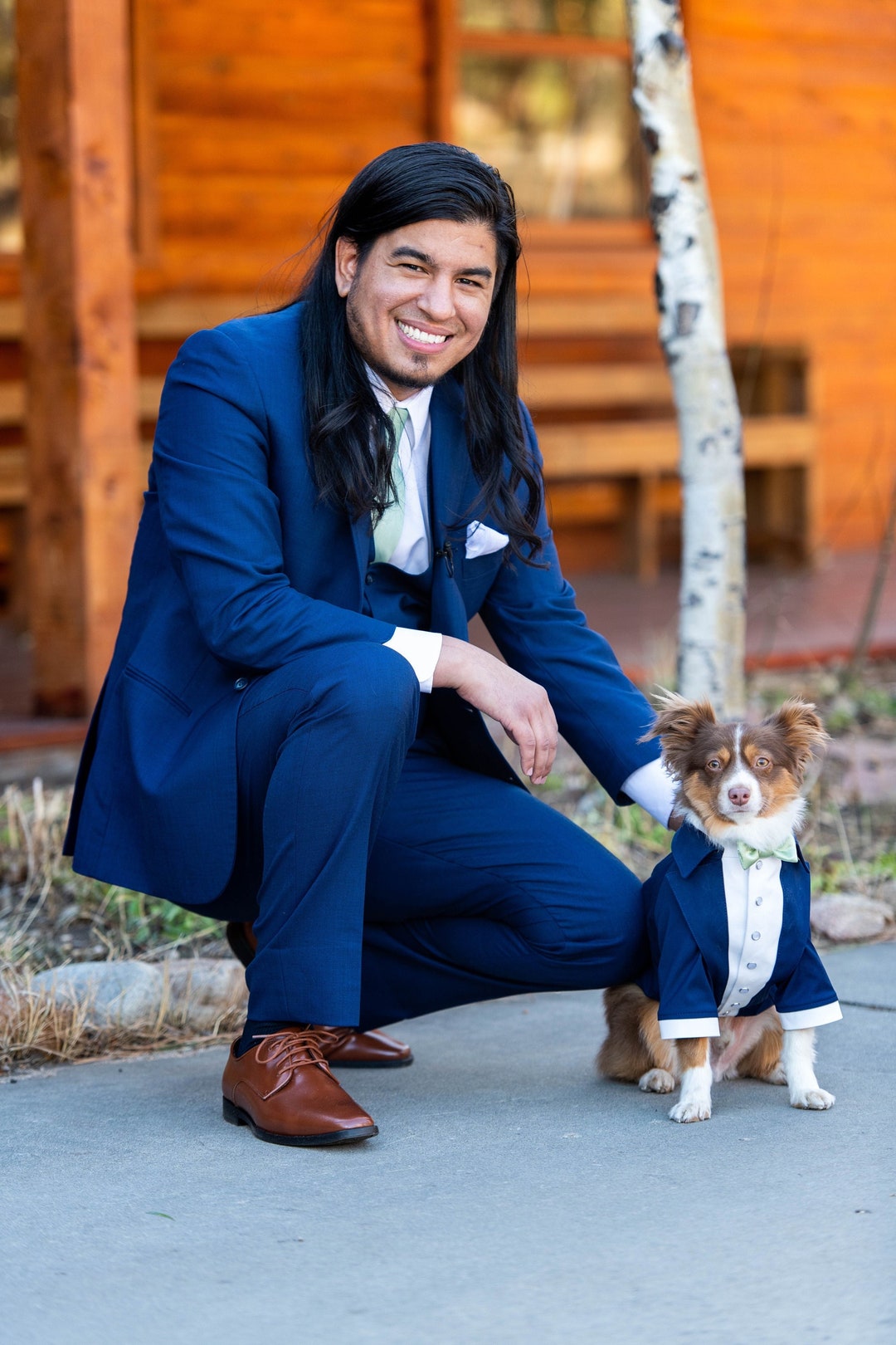 Smoking per cani blu navy: papillon verde salvia, abito da sposa