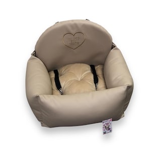 Hondenautostoeltje in beige ecoleer Luxe beige autostoeltje Designer hondenautostoeltje Luxe hondenmand voor op reis Autostoeltje op maat