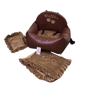 Bruin gepersonaliseerd hondenautostoeltje Eco-leren autostoeltje voor hond Designer hondenautostoeltje Luxe hondenmand voor op reis Kit voor het rijden van honden
