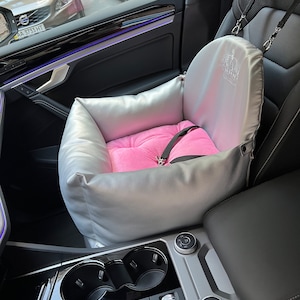 Zilveren en roze autostoeltje voor hond Hondenreisbed Luxe rode autostoel Designer hondenautostoeltje Luxe hondenbed voor op reis Custom autostoeltje