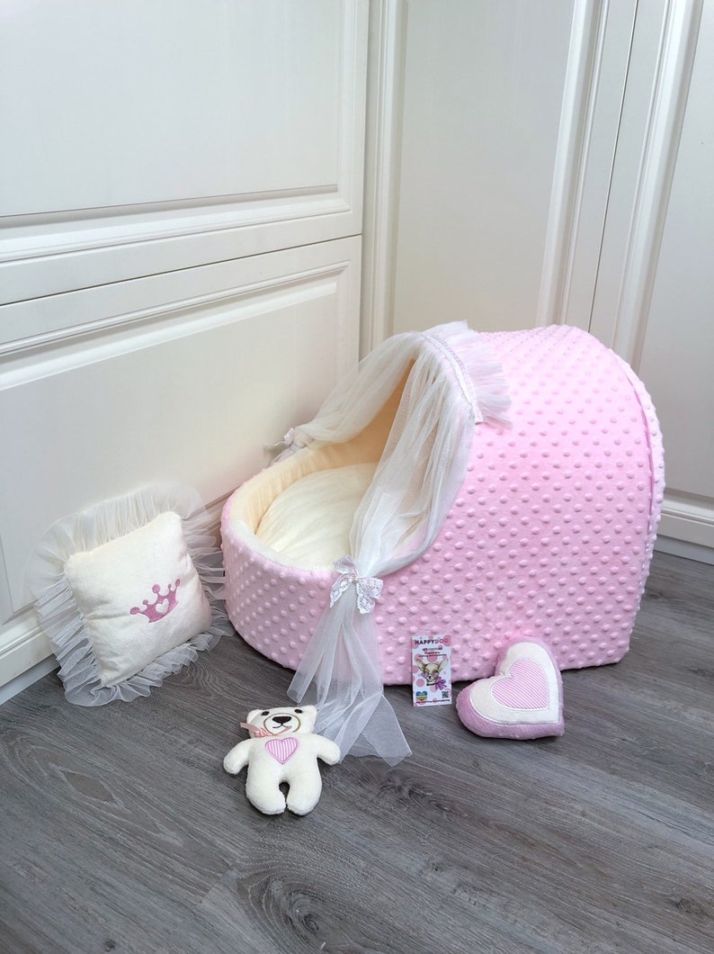 Baby pink and cream designer dog cradle Luxury dog bed with tulle curtains Customized dog bed Birthday dog cradle Personalized puppy bed zdjęcie 3