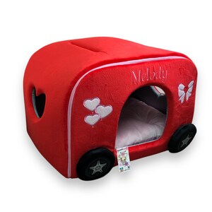 Rood en roze hondenhok | Aangepast caravanbed voor huisdieren | Designer hondenhok van zacht nertsbont | Gepersonaliseerd hondenverjaardagscadeau | Verwijderbare wielen