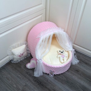 Baby pink and cream designer dog cradle Luxury dog bed with tulle curtains Customized dog bed Birthday dog cradle Personalized puppy bed zdjęcie 2