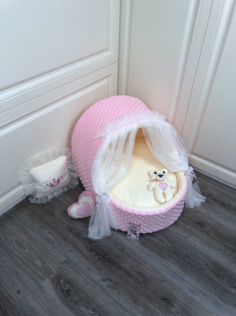 Baby pink and cream designer dog cradle Luxury dog bed with tulle curtains Customized dog bed Birthday dog cradle Personalized puppy bed zdjęcie 2