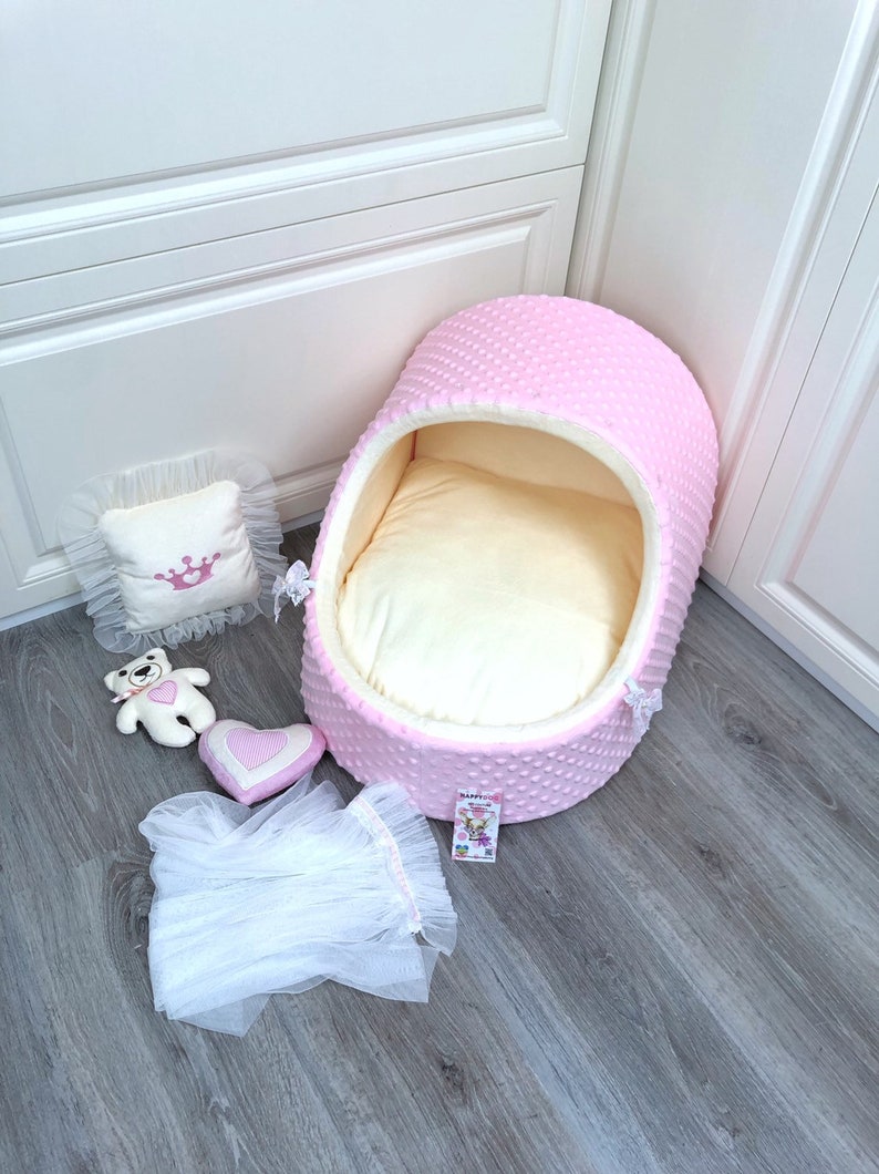 Baby pink and cream designer dog cradle Luxury dog bed with tulle curtains Customized dog bed Birthday dog cradle Personalized puppy bed zdjęcie 9