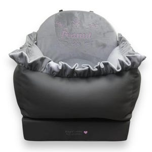 Grijs en roze gepersonaliseerd hondenautostoeltje Luxe grijze autostoeltje Designer dokstoeltje Luxe bed voor op reis Gepersonaliseerd autostoeltje voor hond