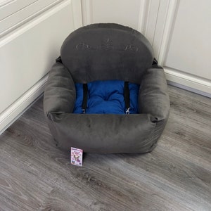 Hondenautostoeltje in grijs imitatiesuède en marineblauw Drijfpakket voor hond Designer hondenautostoeltje Luxe hondenmand voor op reis Aangepaste hondenautostoel