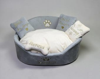 Cama para mascotas Royal en gris y marfil: Cama personalizada para perros/gatos con almohadas.