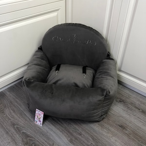 Hondenautostoeltje van grijs imitatiesuède Drijfpakket voor hond Designer hondenautostoeltje Luxe hondenmand voor op reis Aangepast hondenautostoeltje