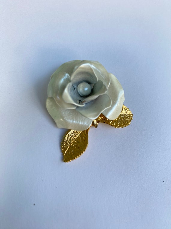 Vintage Giovanni White Rose Signed Brooch with Gol