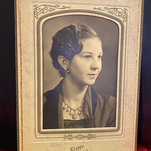 Antique Cabinet Card Black and White Portrait Photo Woman C1900. Ritter Studios.