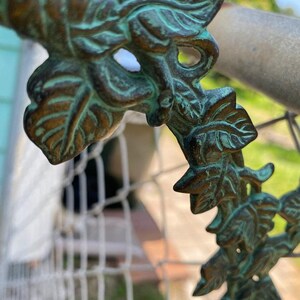 Vintage Blue Cast Iron Door Bell: Distressed Green Leaf & Vine Style imagem 6