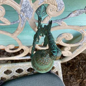 Vintage Blue Cast Iron Door Bell: Distressed Green Leaf & Vine Style imagem 7