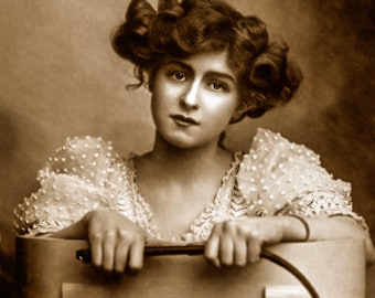 Alexander Bassano Photo, l’actrice Gabrielle Ray avec un fouet
