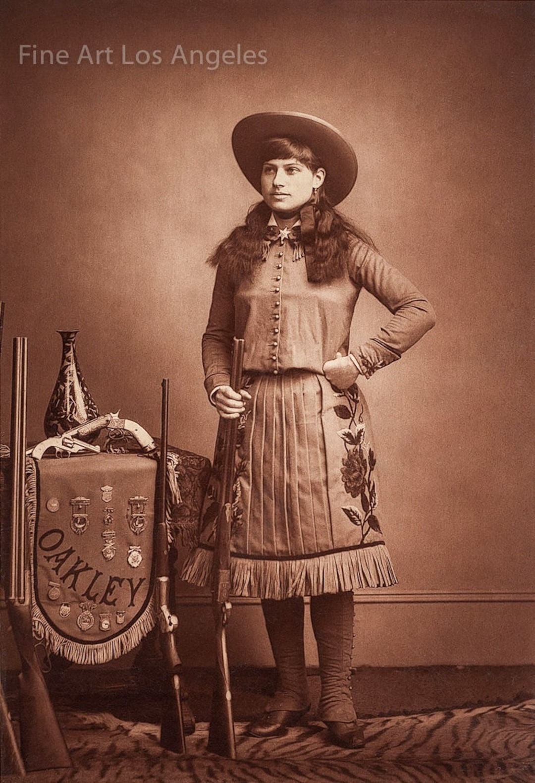 銃を持ったアニー・オークリーの写真、1890年 - Etsy 日本