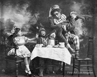 Foto de Alexander Bassano, Mad Hatter's Tea Party, de Alicia en el País de las Maravillas, 1910 Impresión de fotos vintage ( Vintage Photo Print) CS Lewis Teatro ? Blanco y negro