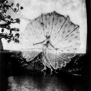 Foto de Alfred Cheney Johnston, muchacha de Ziegfeld en el escenario, 1920-30s
