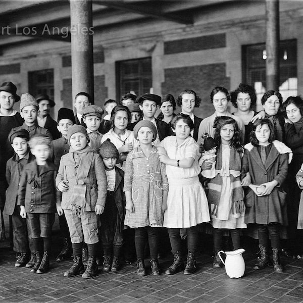 Photo of immigrant children, Ellis Island New York, 1908, National Archives