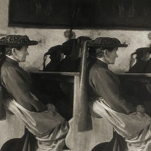 Puede incluir: Fotografía en blanco y negro de mujeres con sombreros sentadas en un banco de iglesia. Las mujeres visten ropa tradicional y miran hacia abajo.