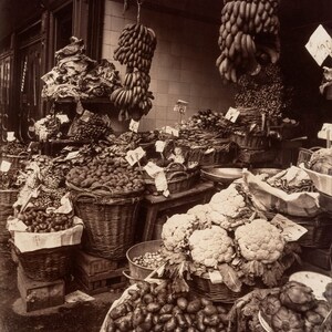 Eugene Atget photo, Rue Mouffetard, Paris, 1925 vegetable market
