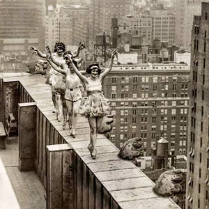 Foto von vier Ballerinas, die auf der Kante des Wolkenkratzers tanzen, New York City, 1925