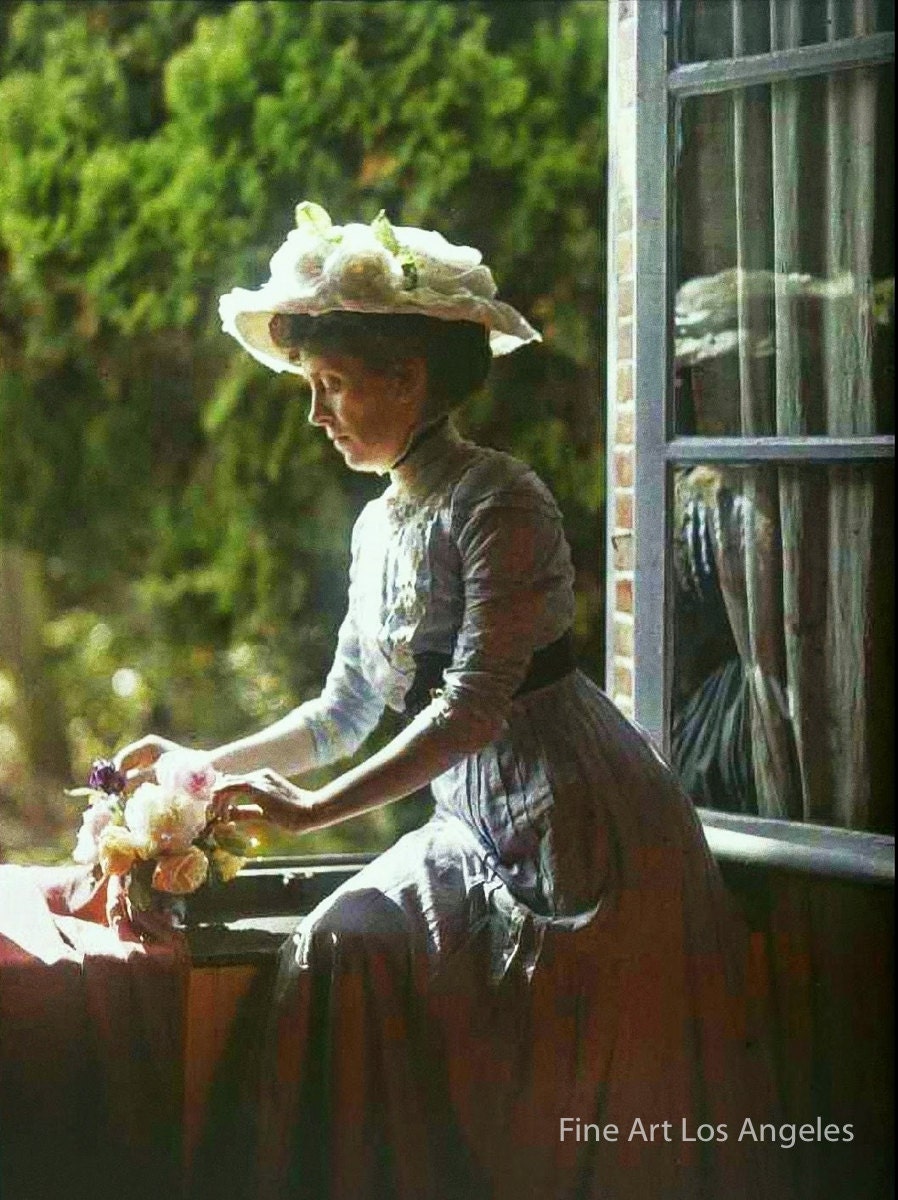 1910s〜1930s 古いフランスの山岳写真 アンティーク 骨董 アート オートクローム写真、窓辺のフランス人女性、パリ、1900 年代 - Etsy 日本