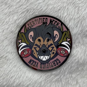 Épinglette certifiée Yeen, 1,5 po. Badges en émail dur sur le thème des espèces de Fursona pour montrer votre animal préféré, sticker hyène, bouton hyène