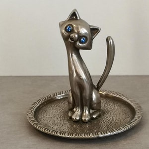 Vintage ring holder, silver cat figurine with blue sprankling eyes, made of zinc alloy silver, great gift for cat lover.