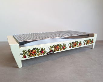 Dutch 1970s VENDEX rechaud, off-white with retro flower pattern, house brand of the former department store Vroom & Dreesmann.