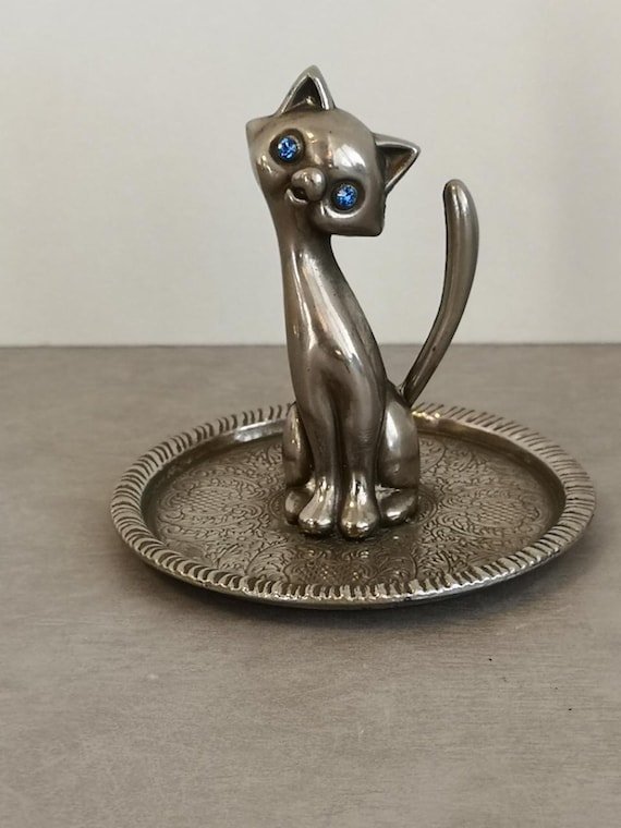 Vintage Ring Holder Cat figurine, made of zinc alloy silver with blue sprankling eyes, jewelry tray.