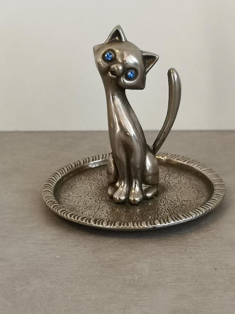 Vintage ring holder, silver cat figurine with blue sprankling eyes, made of zinc alloy silver, great gift for cat lover.