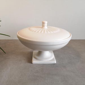 Vintage FLORA GOUDA off white cady dish, on foot and with lid. Dutch pottery in plain off white ceramics, 60s.