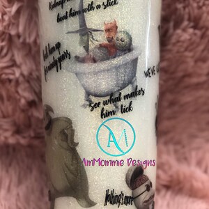 Puede incluir: Un vaso blanco con purpurina con una imagen en blanco y negro de personajes de la pel&iacute;cula "Pesadilla antes de Navidad". El vaso tiene texto que dice "Kidnap the Sandy Claws beat him with a stick", "Look him up for ninety years", "See what makes him tick", "Nothing's more suspicious than frogs breath!" y "AmMommie Designs".