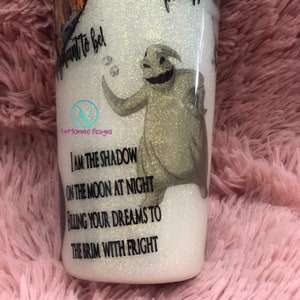 Puede incluir: Un vaso blanco con un acabado brillante que presenta una ilustraci&oacute;n en blanco y negro de Jack Skellington de Pesadilla antes de Navidad. El texto "I am the shadow on the moon at night filling your dreams to the brim with fright" est&aacute; impreso en el vaso.