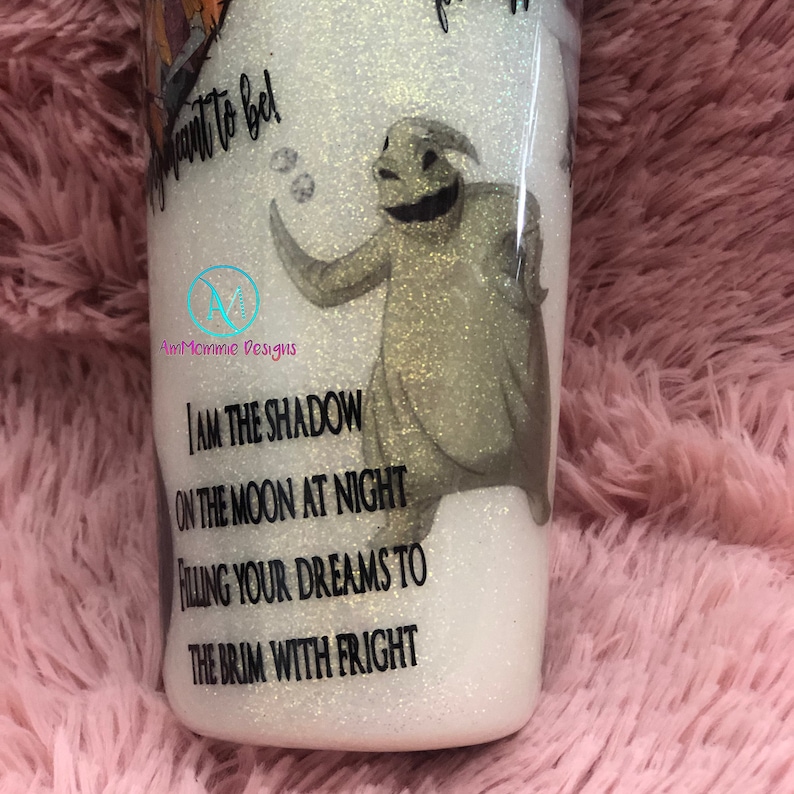 Puede incluir: Un vaso blanco con un acabado brillante que presenta una ilustraci&oacute;n en blanco y negro de Jack Skellington de Pesadilla antes de Navidad. El texto "I am the shadow on the moon at night filling your dreams to the brim with fright" est&aacute; impreso en el vaso.