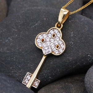 9ct żółte złoto cyrkonia sześcienna 0,30ct wisiorek i naszyjnik Lucky Key P62 wysokiej jakości biżuteria wyprodukowana w Wielkiej Brytanii
