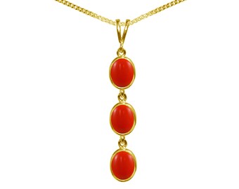 Può includere: Una collana con catena d'oro con un ciondolo con tre pietre ovali rosse.