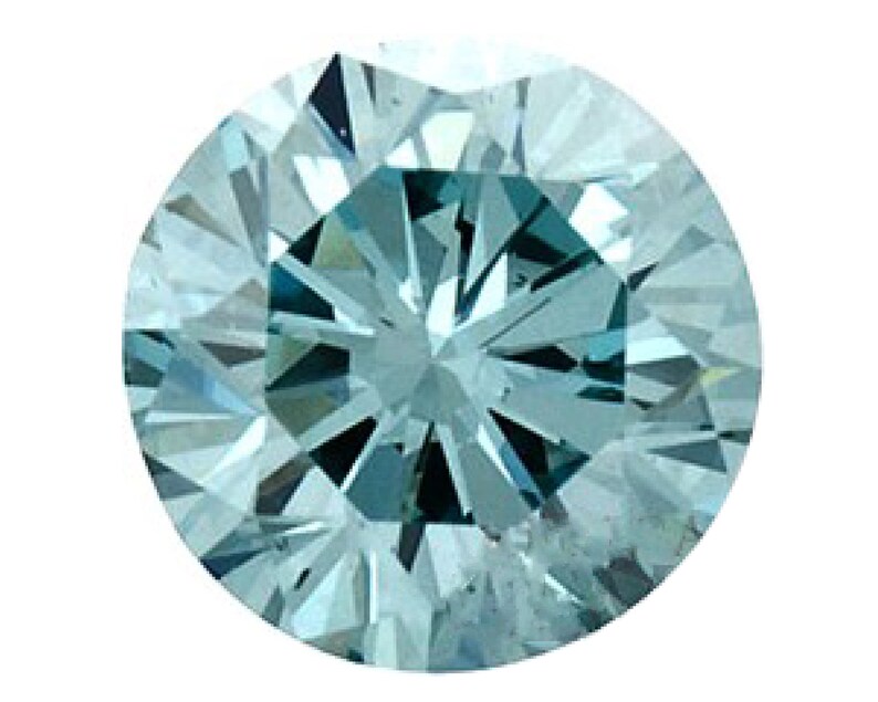 Puede incluir: Una piedra preciosa redonda de color azul claro con un corte facetado. La piedra preciosa es transparente y tiene un ligero brillo.