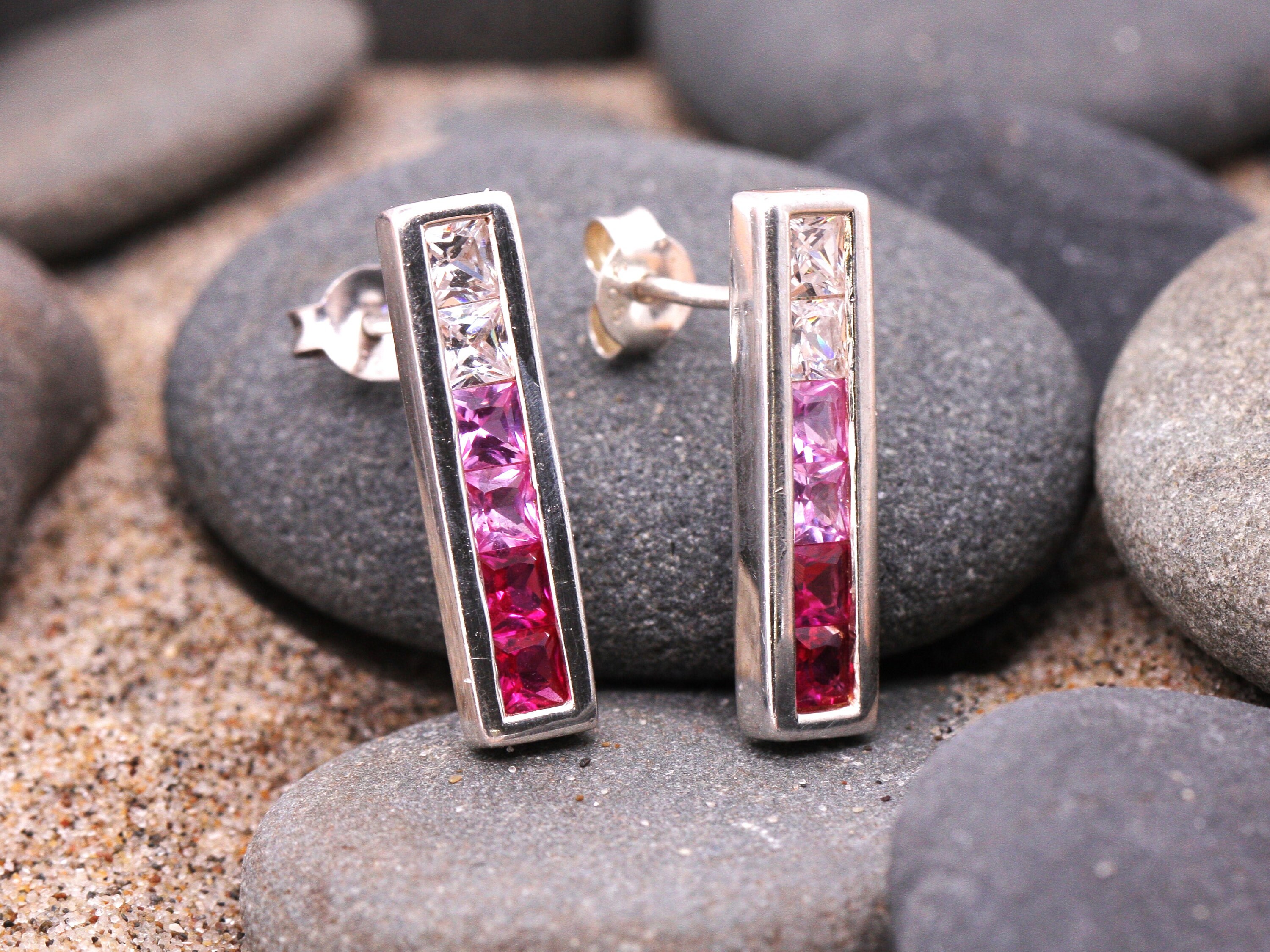 Orecchini a bottone con nodo in argento sterling con zirconi cubici arcobaleno - Italia